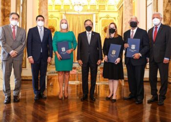 Nuevos directores del Canal de Panamá toman posesión