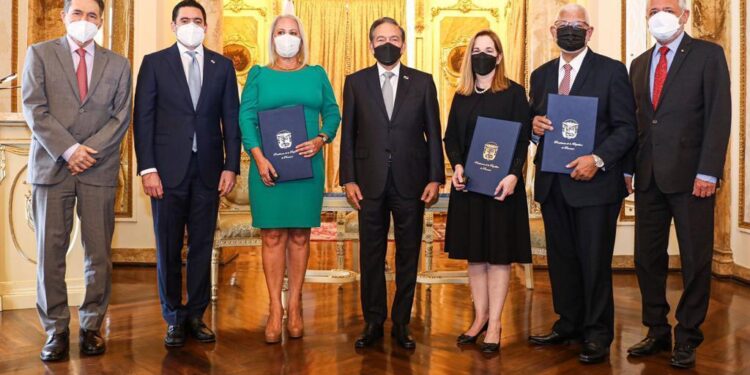 Nuevos directores del Canal de Panamá toman posesión