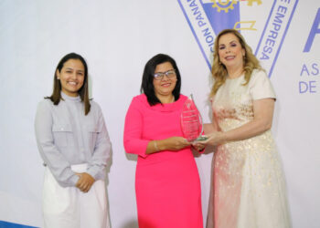 Dora Espinoza Del Cid es la Mujer Destacada del Año 2022