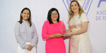 Dora Espinoza Del Cid es la Mujer Destacada del Año 2022
