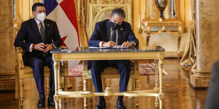 Presidente de Panamá sanciona Ley que incentiva la movilidad eléctrica en el transporte