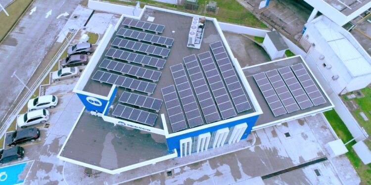 Caja de Ahorros ofrecerá financiamiento de paneles solares para residencias
