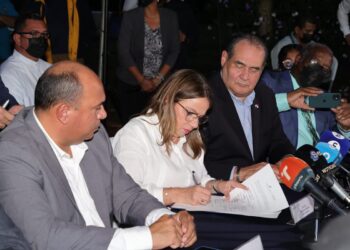 Docentes y gobierno firman acuerdo para finalizar huelga, escuelas del sector oficial reinician sus clases este martes 