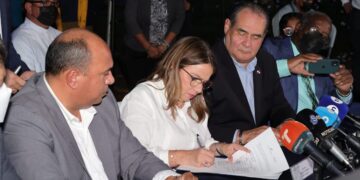 Docentes y gobierno firman acuerdo para finalizar huelga, escuelas del sector oficial reinician sus clases este martes 