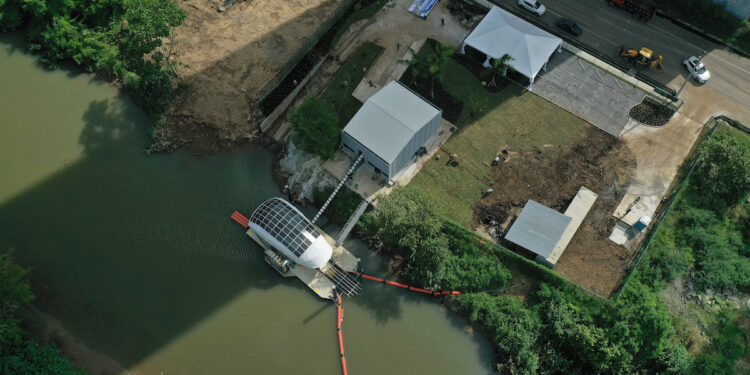 Inició operaciones Wanda Díaz, una rueda hidráulica que recoge desechos flotantes en río panameño