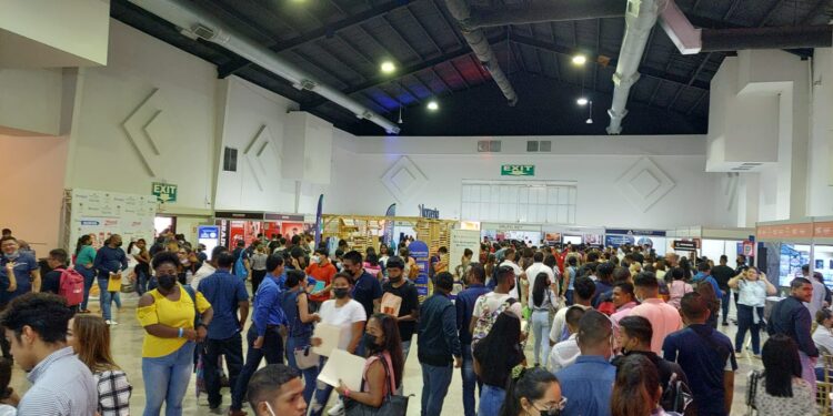 Miles de personas acuden a feria de empleo en Panamá, se ofertan unas 2,500 plazas
