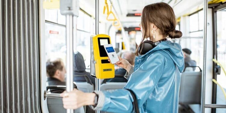 Visa procesó más de mil millones de transacciones de pago sin contacto en sistemas de transporte público en el mundo