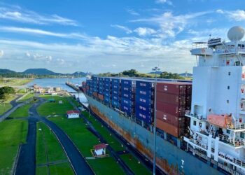 Los canales de Suez y Panamá, entre otras rutas marítimas, podrá ser afectados por los riesgos climáticos