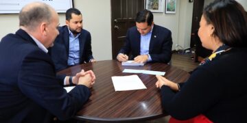 AES entrega cheques por US$13,6 millones al Estado