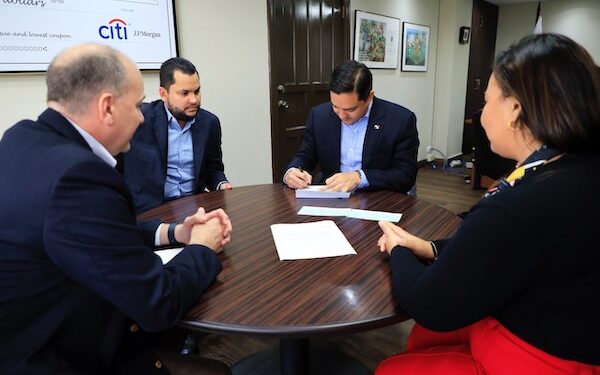 AES entrega cheques por US$13,6 millones al Estado