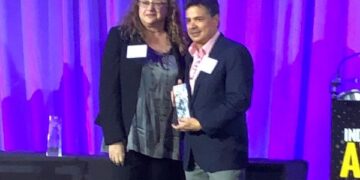 Abdiel Santiago del Fondo de Ahorro de Panamá gana categoría de en uno de los principales premios de la industria