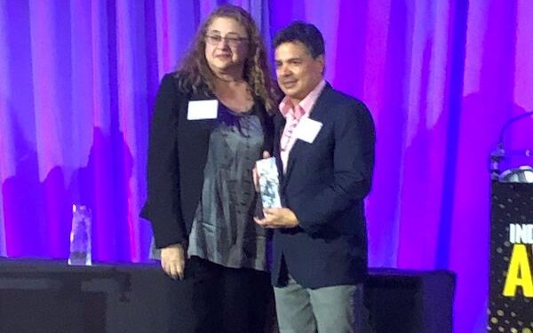 Abdiel Santiago del Fondo de Ahorro de Panamá gana categoría de en uno de los principales premios de la industria