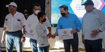 Estudiantes cooperativistas reciben aportes económicos por más US$110,000