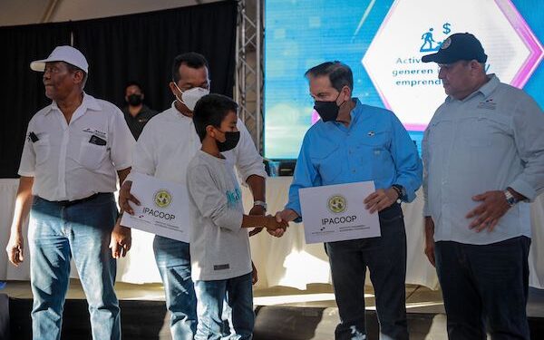 Estudiantes cooperativistas reciben aportes económicos por más US$110,000