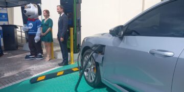 Caja de Ahorros y Evergo instalan el primero de al menos 20 cargadores para autos eléctricos en las sucursales del banco a nivel nacional