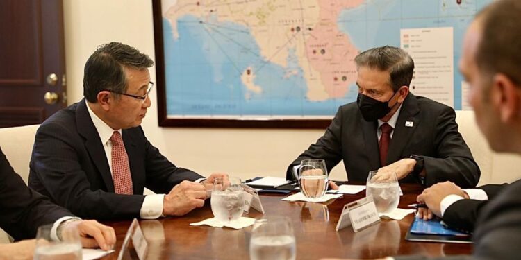 Armadores de Buques de Japón se reúnen con presidente de Panamá para hablar de reabastecimiento con nuevas fuentes de energía