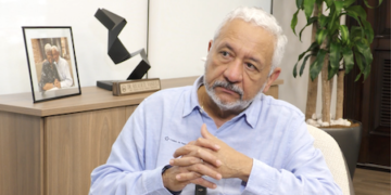 Administrador del Canal advierte que el Canal de Panamá enfrenta dos nuevos desafíos: buques que no caben por la vía y gasoducto por México