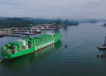 Canal de Panamá recibe al EVER MAX con capacidad para más de 17 mil TEUs