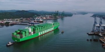 Canal de Panamá recibe al EVER MAX con capacidad para más de 17 mil TEUs