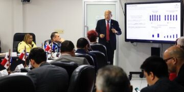 Ministro del Mef presenta sustenta presupuesto 2024, plantea un crecimiento de 7,5%