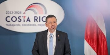 Presidente de Costa Rica arribará esta tarde a Panamá para tratar tema migratorio