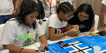 Multibank y FundeSteam brindan mentorías a 20 jóvenes