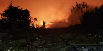 Ministerio de Salud de Panamá recomienda evacuar área para evitar la exposición del humo tóxico que emana de Cerro Patacón