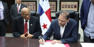 Ministerio de Economía de Panamá entregó pagarés al Fondo de Ahorro Panamá