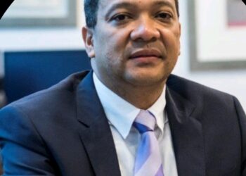 Presidente de Panamá designa a Dino Mon como director de la CSS