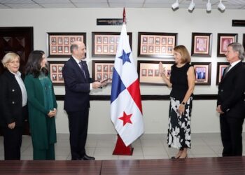Juramentan nueva miembro de la junta directiva del Banco Nacional de Panamá