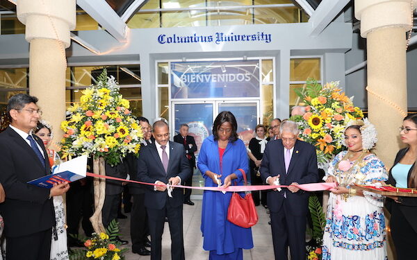 Columbus University celebró recientemente la inauguración de sus nuevas instalaciones y la obtención de acreditaciones clave para su carrera de Medicina y Cirugía.