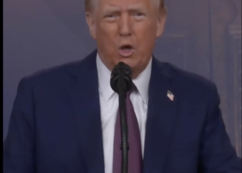 Trump en foro de Davos advierte a empresarios que si no producen en EEUU van a pagar aranceles altos