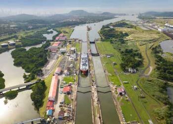 Trump exige más ahora quiere que los barcos comerciales de EEUU pasen gratis por el Canal de Panamá y Suez