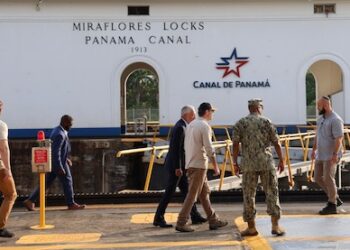 Panamá reembolsará peajes que paguen buques de la Marina de EEUU por cruzar el Canal