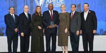 Luis Laguerre es reconocido como Ejecutivo del Año 2025 por APEDE