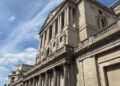Banco de Inglaterra recorta tasas