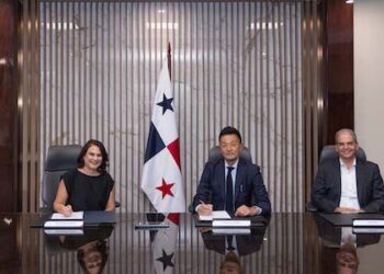 Ricardo Pérez y el Canal de Panamá firman convenio de cooperación para impulsar la sostenibilidad y la educación ambiental en la cuenca hidrográfica