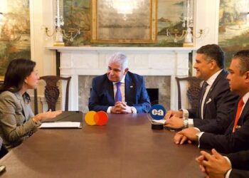 Caja de Ahorros y Mastercard digitalizarán subsidios en Panamá