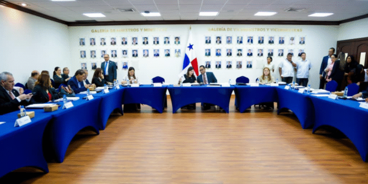 Mesa del salario mínimo entra en su fase final con propuesta sindical de $1,956.52