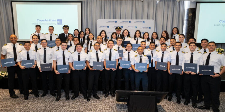 Academia de Copa Airlines gradúa a 42 nuevos pilotos panameños