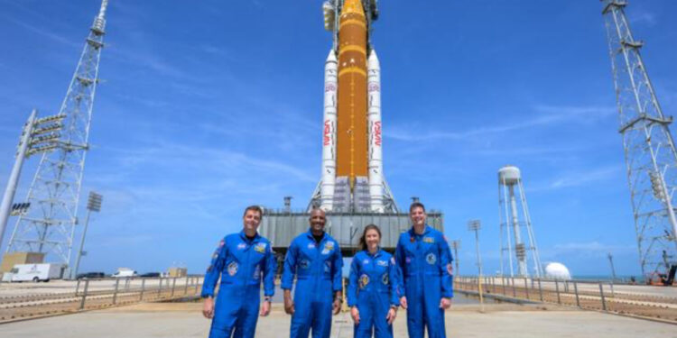 Hoy astronautas viajarán alrededor de la luna