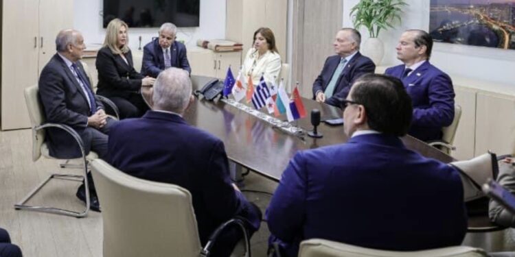 Panamá busca reforzar competitividad de su bandera en Grecia y atender impacto de retenciones en China