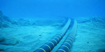 Panamá evalúa las rutas para la instalación de nuevos cables submarinos