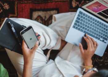 ¿Tiene un trabajador derecho a ignorar un WhatsApp del jefe fuera del horario laboral?