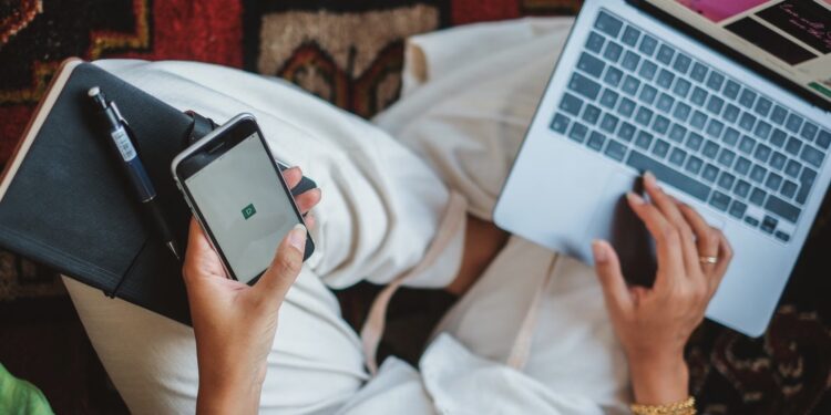 ¿Tiene un trabajador derecho a ignorar un WhatsApp del jefe fuera del horario laboral?
