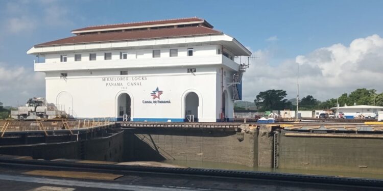 Tras esperar 14 días, un buque sin reserva pagó US$5.3 millones para cruzar el Canal de Panamá