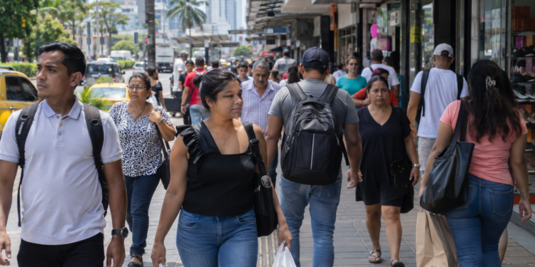 El 47% de los hogares comió menos de tres veces al día por falta de dinero y el 83% de los panameños ve difícil encontrar trabajo