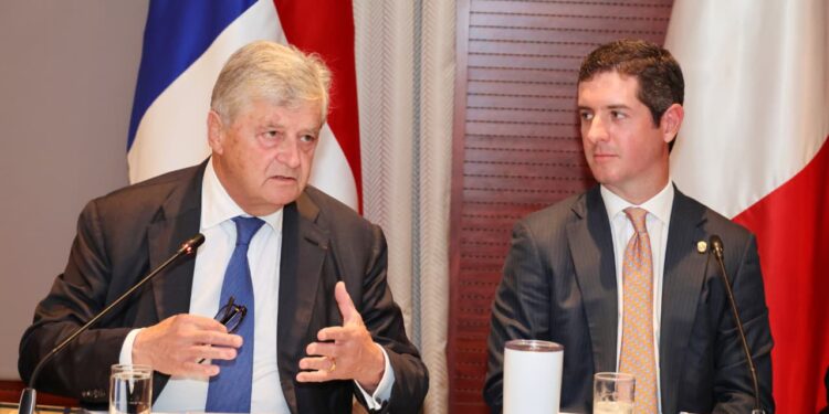 Francia explora nuevas inversiones en agua, transporte y seguridad en Panamá